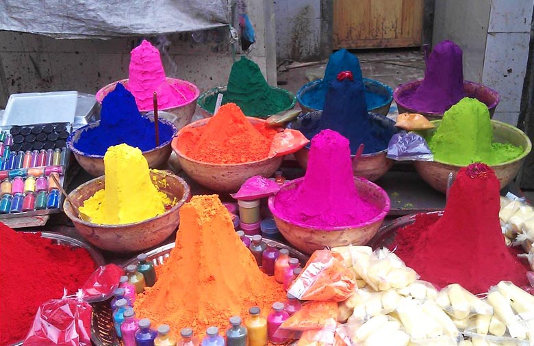 Unterschiedlich gefärbte Berge von Holi-Farben werden auf einem Markt verkauft. Foto: Johanna Müller