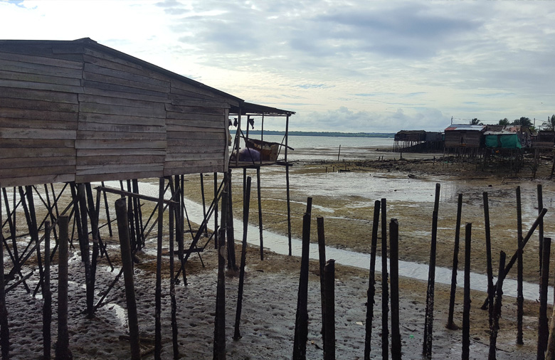 Blick auf die „Palafitos“ (im Meer gebaute Häuser auf Stegen) in der Zona Humanitaria, ohne Zugang zu Trinkwasser