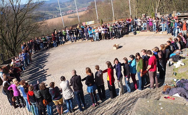 Many people stand outside in a large circle. Photo: Jens Marquardt