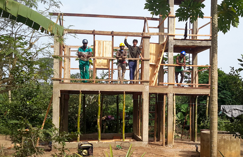 Aimo und zwei Mitarbeitende von Gavisa auf dem selbstgebauten Baumhaus