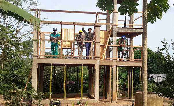 Aimo und zwei Mitarbeitende von Gavisa auf dem selbstgebauten Baumhaus
