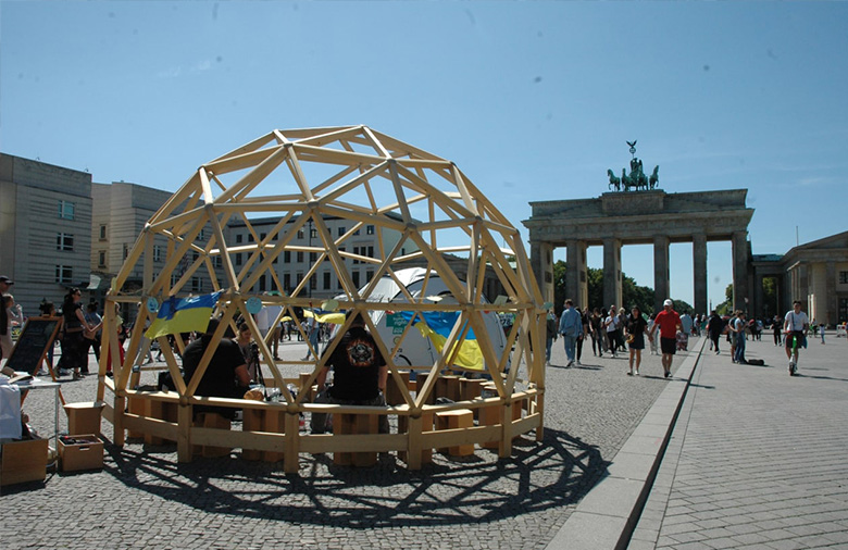 Die Kuppel im Vordergrund. Im Hintergrund ist das Brandenburger Tor.