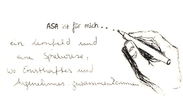 Eine Karte mit einer Illustration einer Hand, die einen Stift hält, mit dem Text: „ASA ist für mich … ein Lernfeld und eine Spielwiese, wo Ernsthaftes und Angenehmes zusammenkommen“. Foto: ASA-Programm
