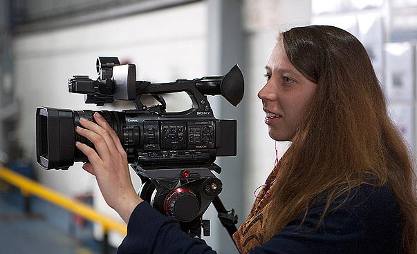 Eine junge Frau bedient eine Filmkamera. Foto: Juliane Sorge
