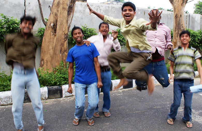 Das Foto zeigt sechs junge Männer, die hochspringen und lachen. Sie sind durch die Bewegung teilweise verschwommen. Foto: Jens Marquardt