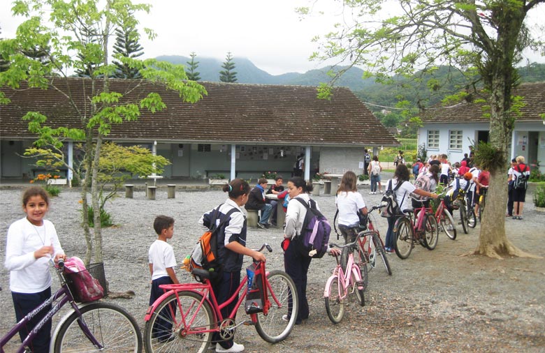 Auf einem Schulhof hat sich eine Schlange mit Schulkindern und ihren Fahrrädern gebildet. Foto: Leonie Herbers.