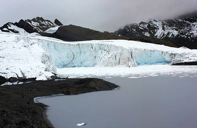 Im Vordergrund ist ein Gletschersee zu sehen. Im Hintergrund mündet, ein von Bergen eingerahmter, Gletscher im See. Foto: Magdalena Chwilla