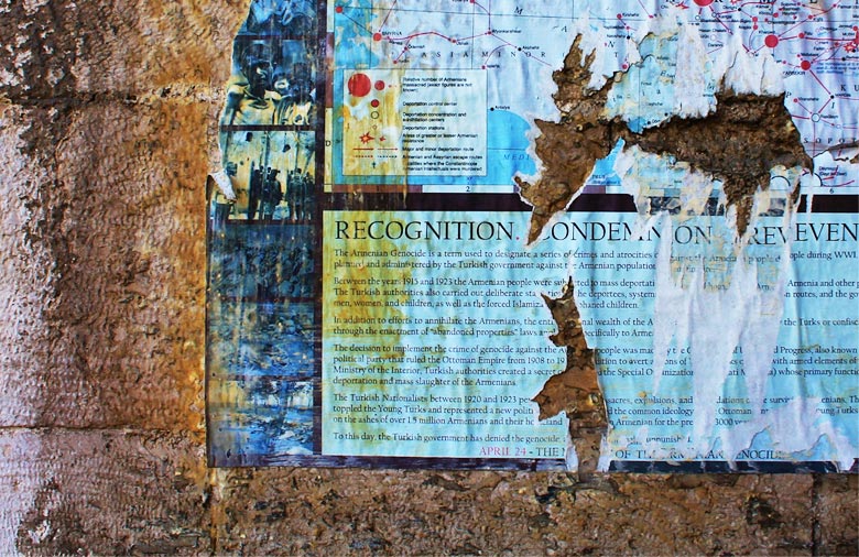Das Bild zeigt Plakate auf der alten Mauer der Jerusalemer Altstadt, die bereits löchrig sind. Foto: Ozan Keskinkilic