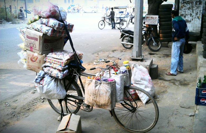An einer Straße steht ein mit Lebensmitteln vollbeladenes Fahrrad. Foto: Johanna Müller.
