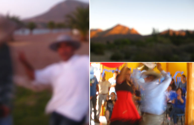 Es sind drei verschwommene Fotos abgebildet. Auf dem ersten sieht man ganz verschwommen zwei Männer mit Hut im Vordergrund, einer dreht sich zur Seite und einer breitet die Arme aus, als würde er für das Bild posen. Im Hintergrund sind Palmen und ein Berg. Auf dem zweiten Bild ist eine verschwommene Landschaft zu sehen. Im Vordergrund grün, im Hintergund von der Abendsonne angeleuchtete Berge, darüber blauer Himmel. Auf dem dritten Bild tanzt ein Paar Cueca (chilenischer Tanz), im Hintergrund sind Zuschauer vor einer gelben Wand, im Vordergrund hängen rote Luftballons von links oben ins Bild. Die Aufnahme ist wie die anderen verschwommen.