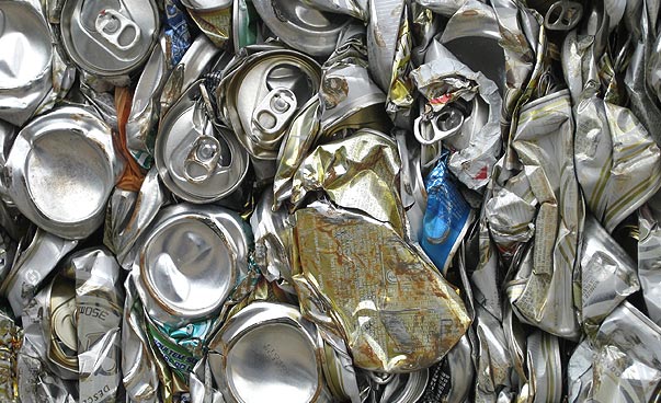 Das Foto zeigt einen Ausschnitt eines gepressten Aluminiumquaders aus einem Recyclinghof.