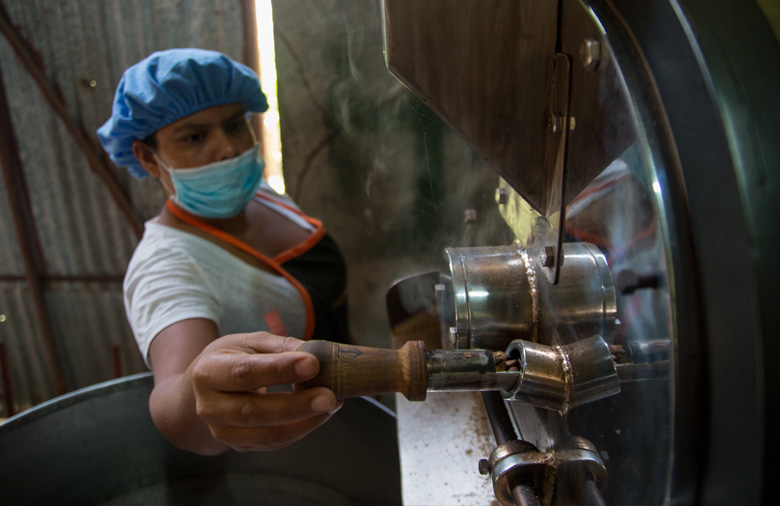 María Jesus Centeno, eine Frau der Frauenkooperative „Tonanzintlalli“ bedient eine Maschine zur Weiterverarbeitung von Kaffee.