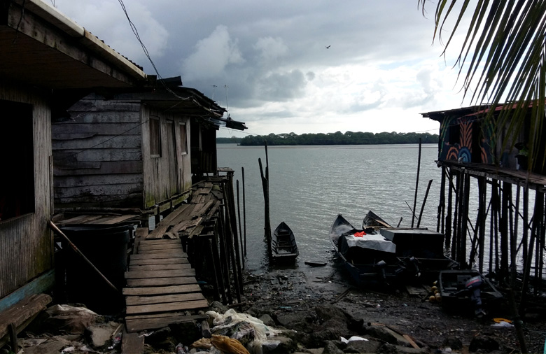 Blick auf sogenannte „Palafitos“ (im Meer gebaute Häuser auf Stegen) in der Zona Humanitaria – ein Stadtteil der geräumt werden soll und dessen Bewohner*innen sich im Widerstand gegen die Ausweitung des Hafens befinden.