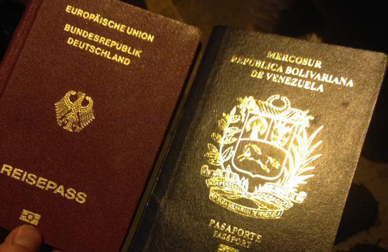 Zwei Reisepässe, einer mit der Aufschrift „Bundesrepublik Duetschland“ und ein anderer mit der Aufschrift „Republica Bolivariana de Venezuela“ sind abgebildet.