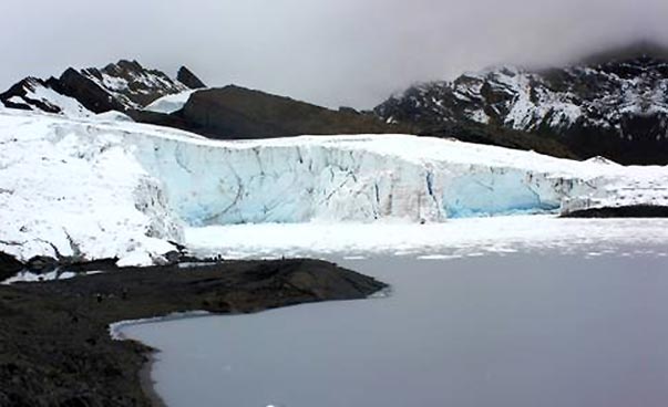 Im Vordergrund ist ein Gletschersee zu sehen. Im Hintergrund mündet, ein von Bergen eingerahmter, Gletscher im See. Foto: Magdalena Chwilla