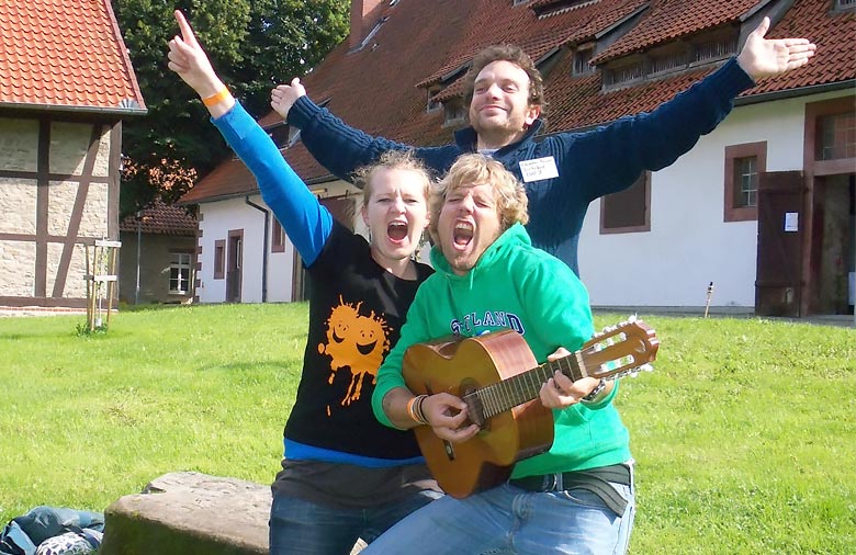 Drei Personen singen ausgelassen und posieren dabei für die Kamera. Foto: Manuela Liebig