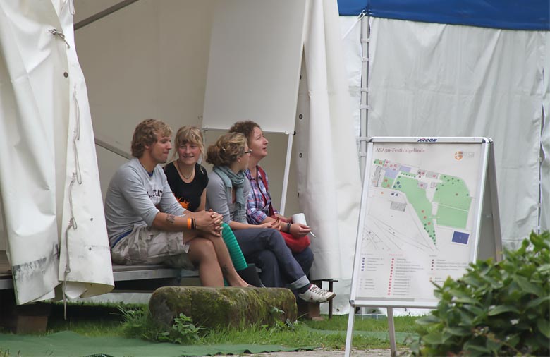 Vier junge Menschen sitzen zusammen und reden vergnügt miteinander. Foto: Claudia Meier