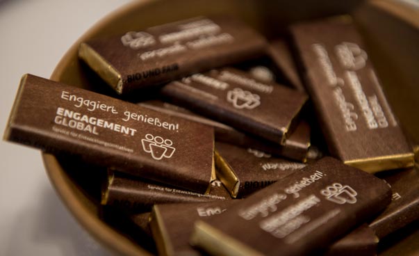 Mehrere Engagement Global-Schokoladentäfelchen in einer Schale. Foto: Julia Kneuse
