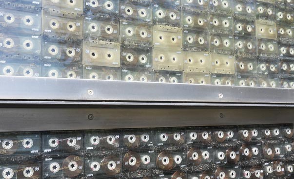 Viele Audio-Kassetten hinter einer Glasscheibe. Foto: Paula van Aken